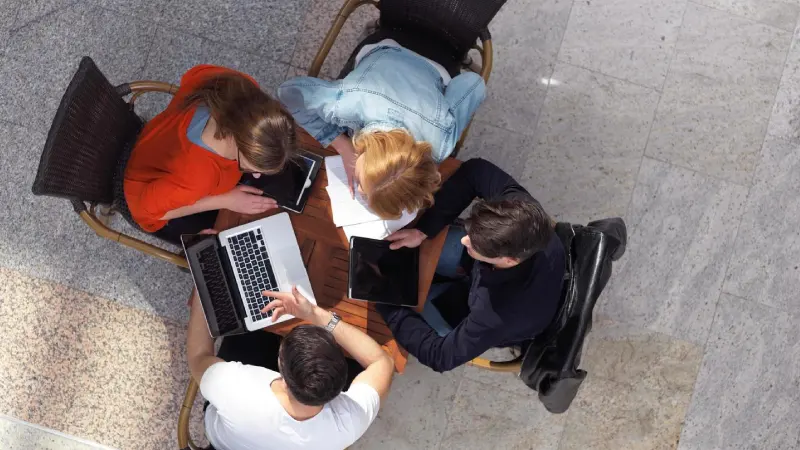 Gruppe von Studierenden arbeitet gemeinsam an einem Projekt